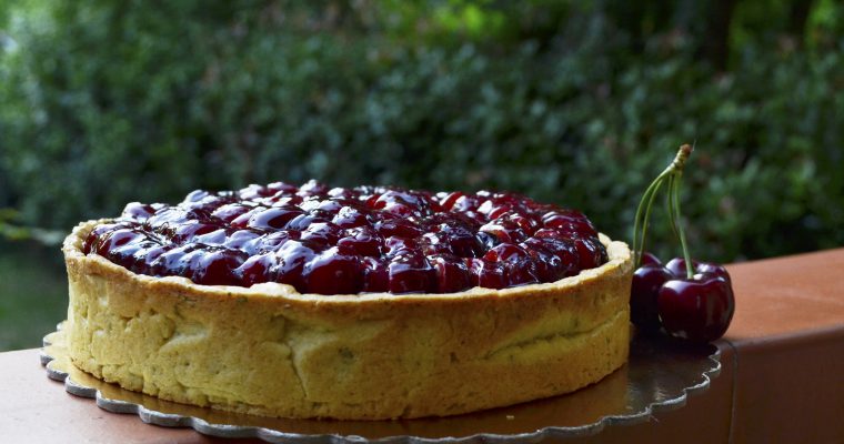 Crostata di ciliegie con frolla alla salvia