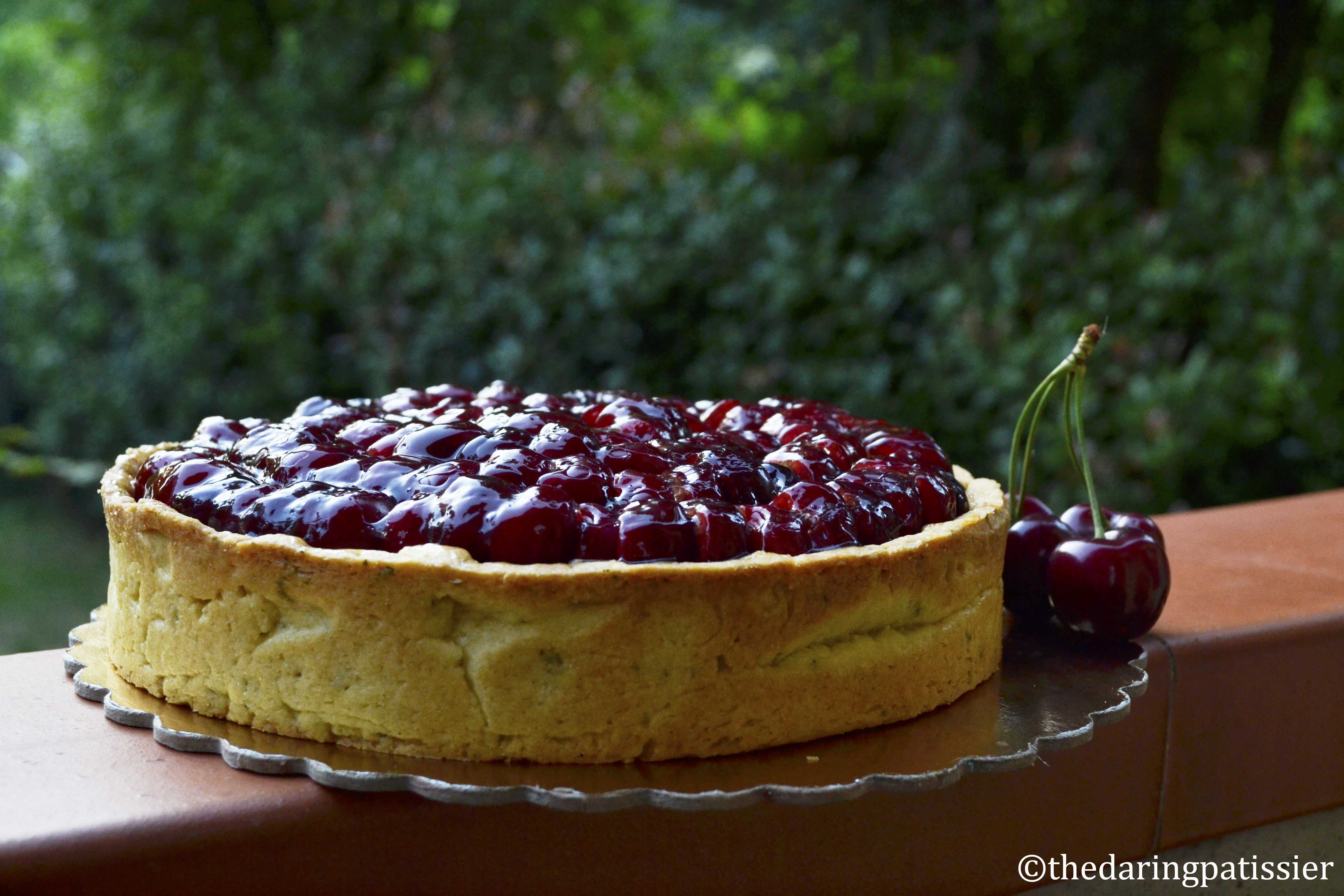 Crostata di ciliegie con frolla alla salvia