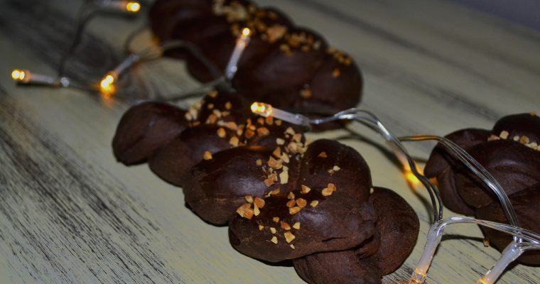 Trecce lievitate al cacao con mandorle croccanti